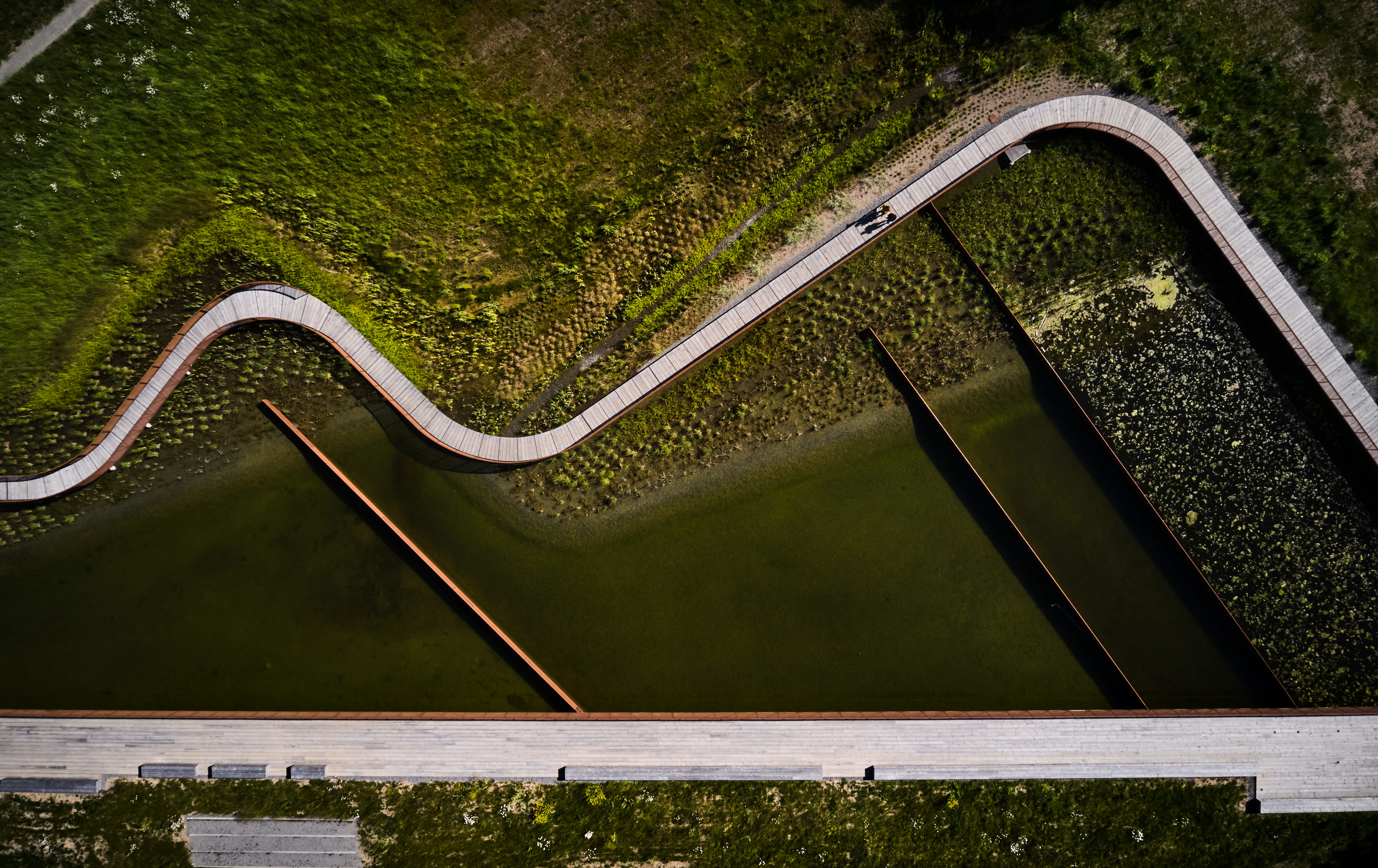 Översiktsbild på vattendrag som slingrar sig genom åkrar.