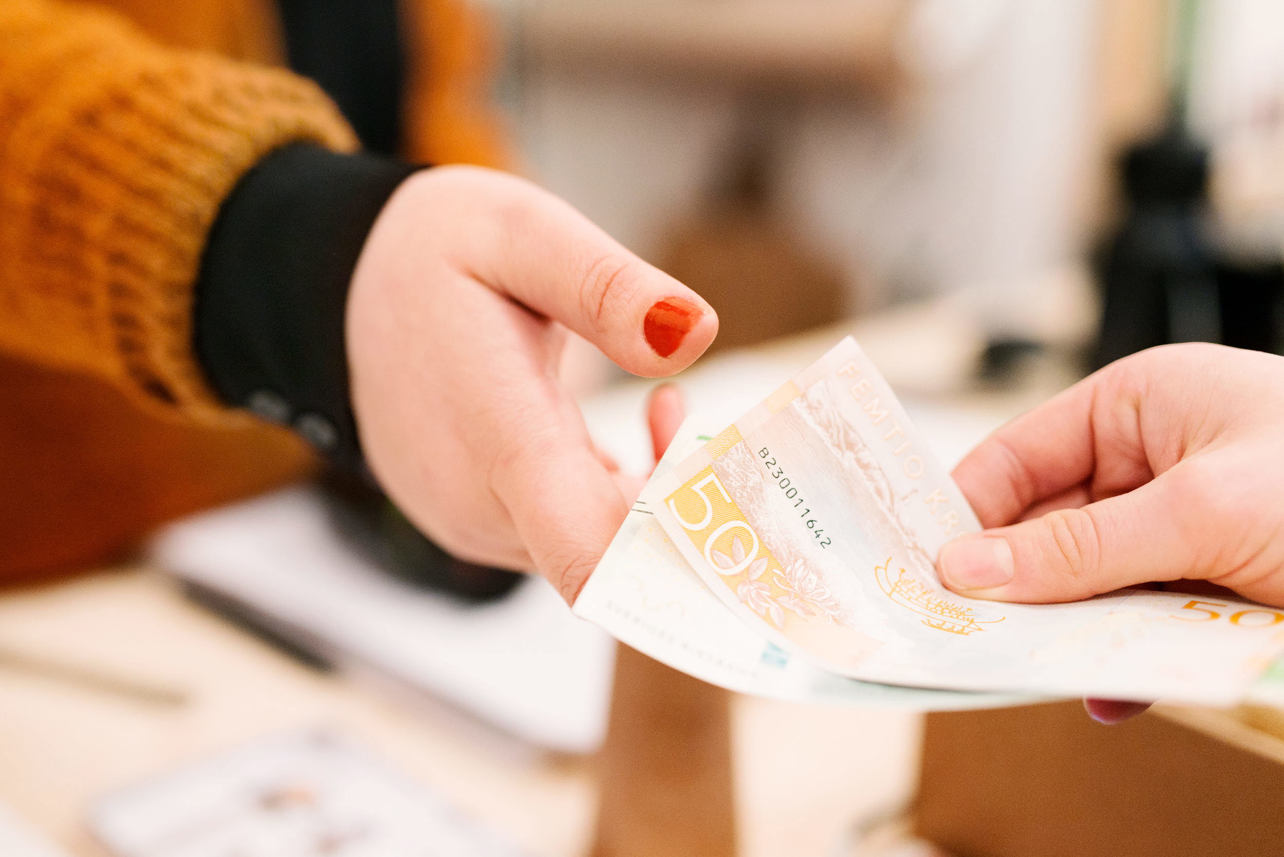 En sedel lämnas över.