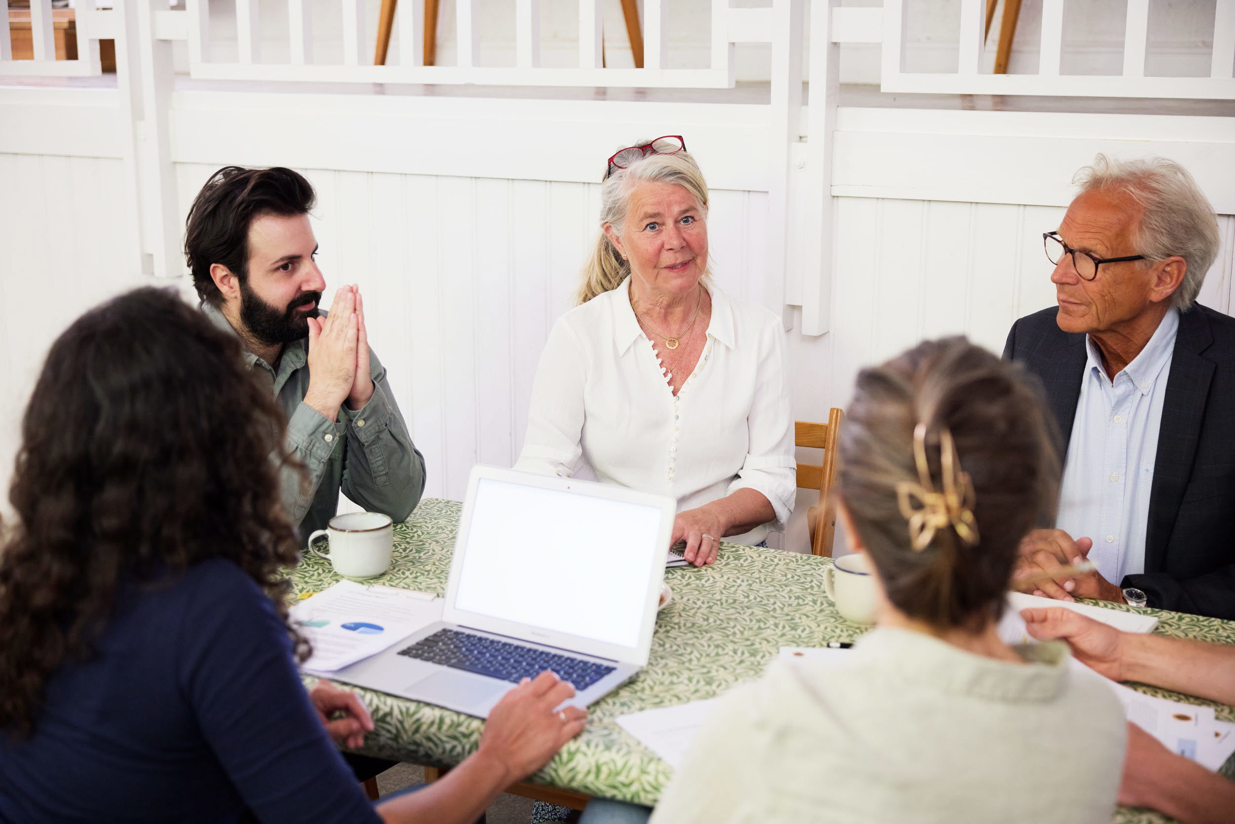 Människor som har möte runt ett bord