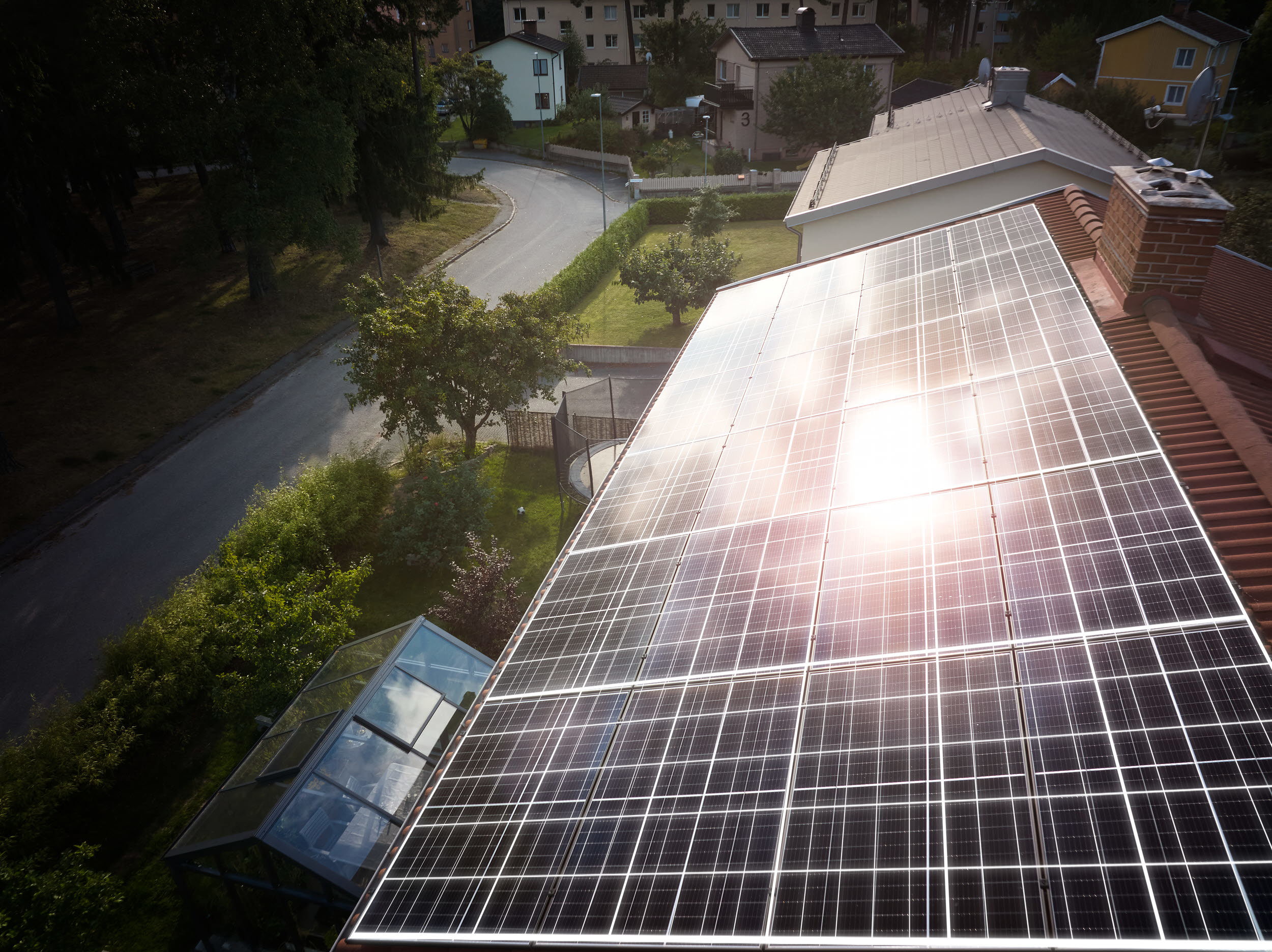 Villatak med solceller.