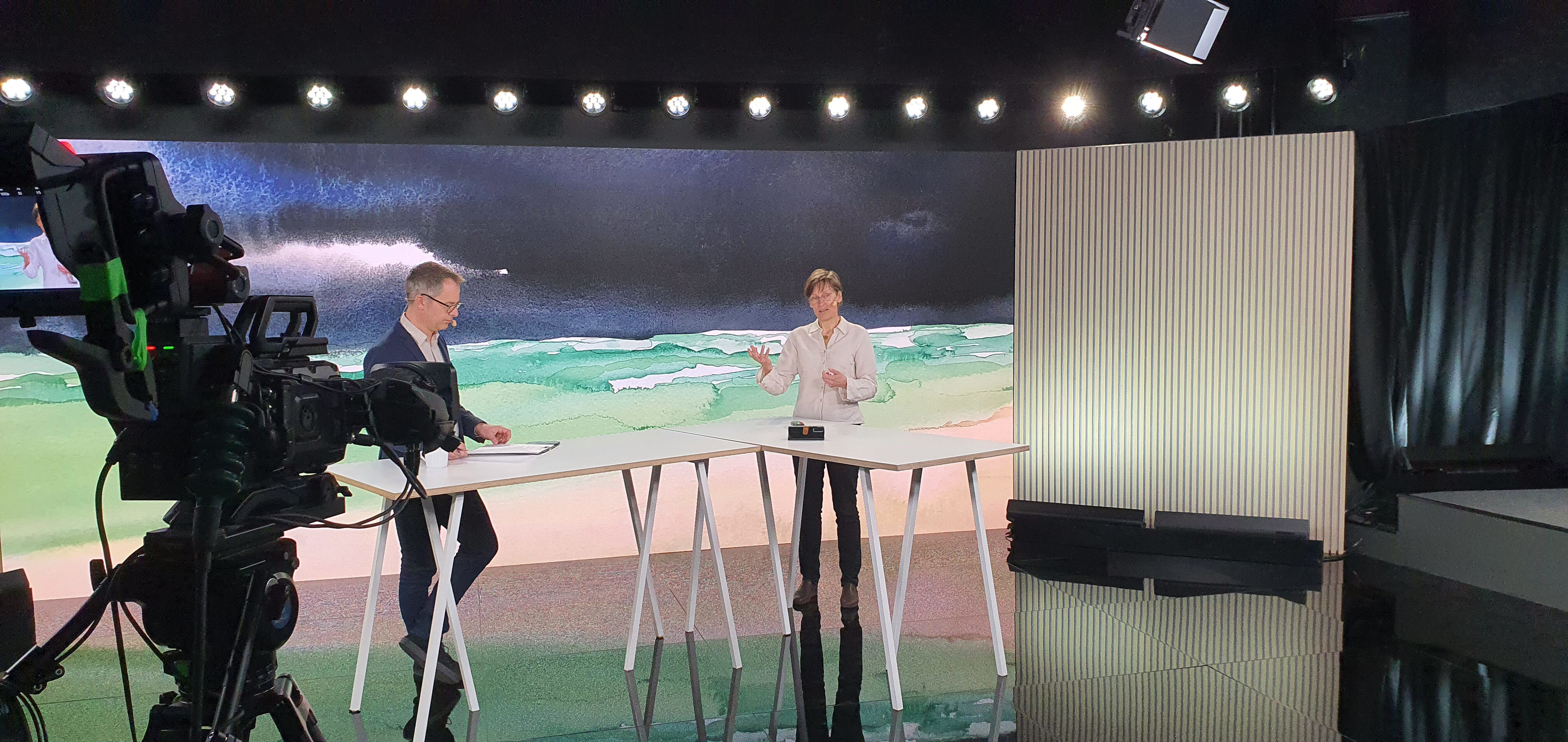 Foto på konferensstudioscenen under sändning.