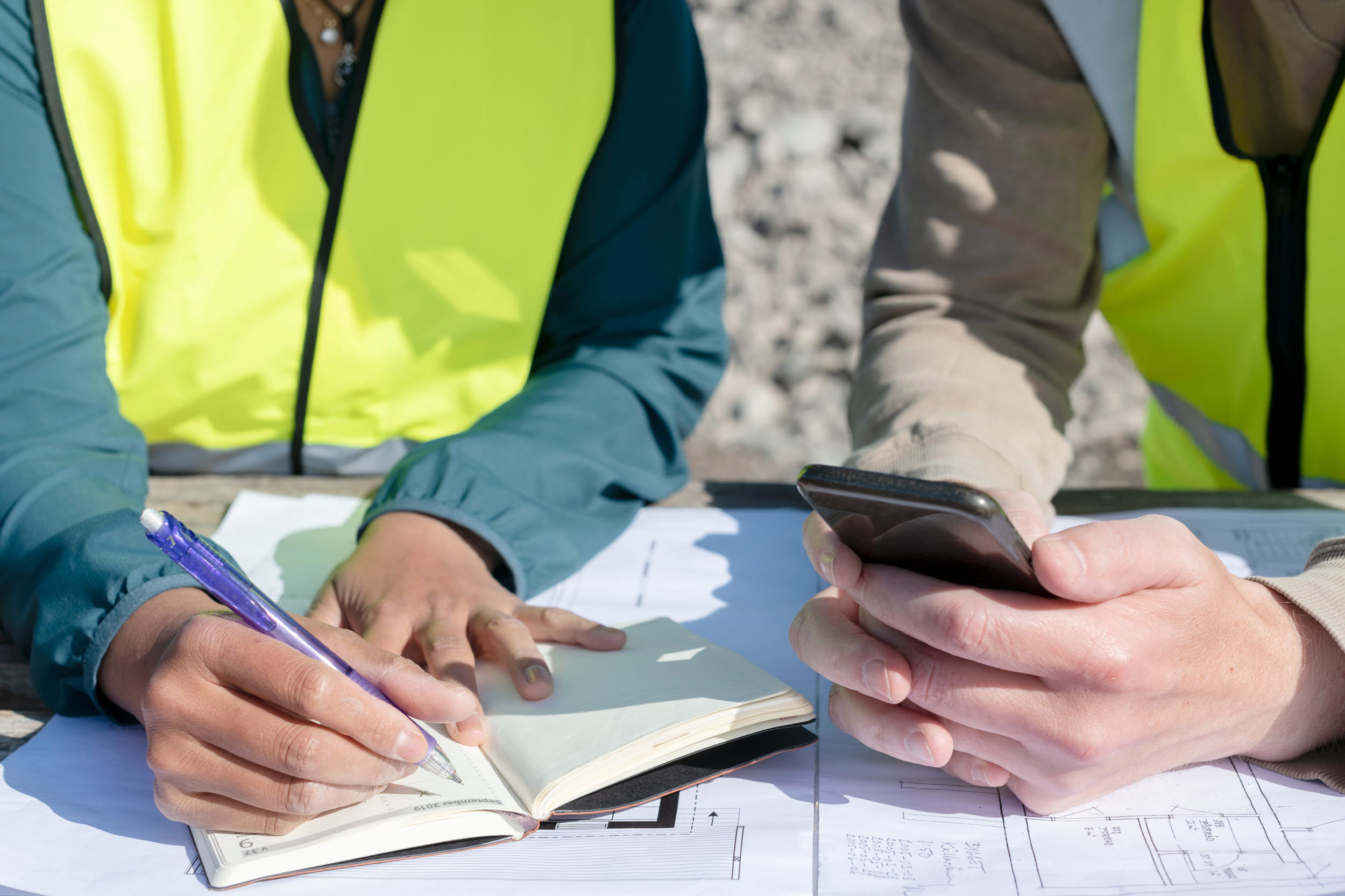 Foto på två personer som planerar stöd. 