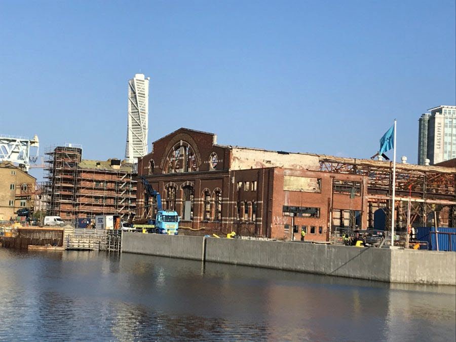 Foto av en tegelfasad i Malmö stad