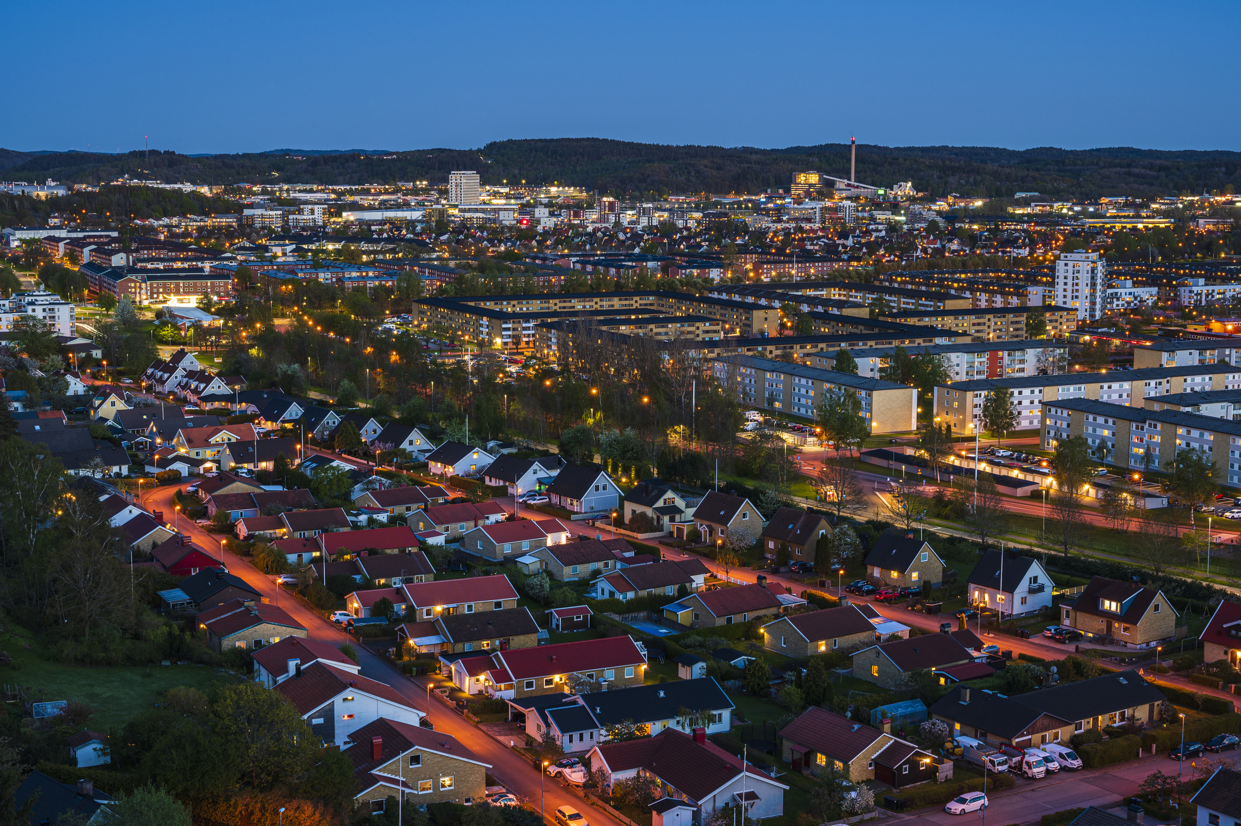Upplyst bostadsområde i natt.