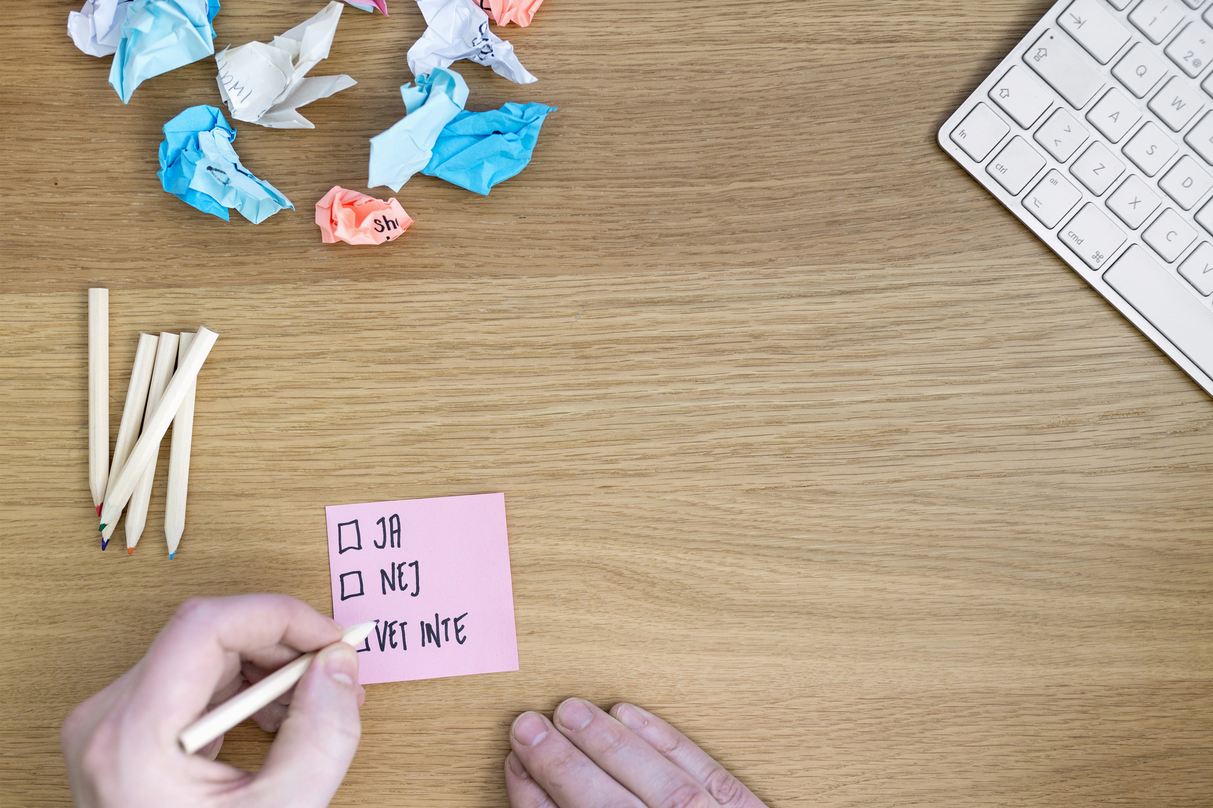 En postit lapp där en hand kryssar i Ja, Nej eller Vet ej ruta.