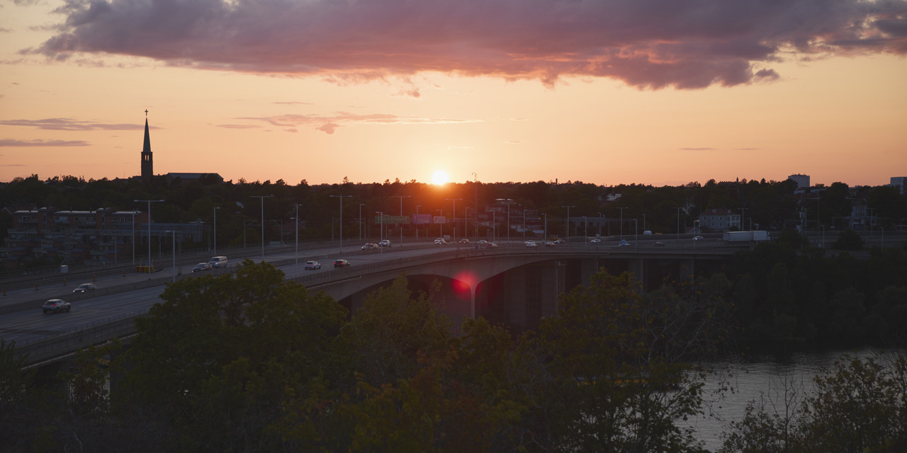 Solnedgång över en stad.