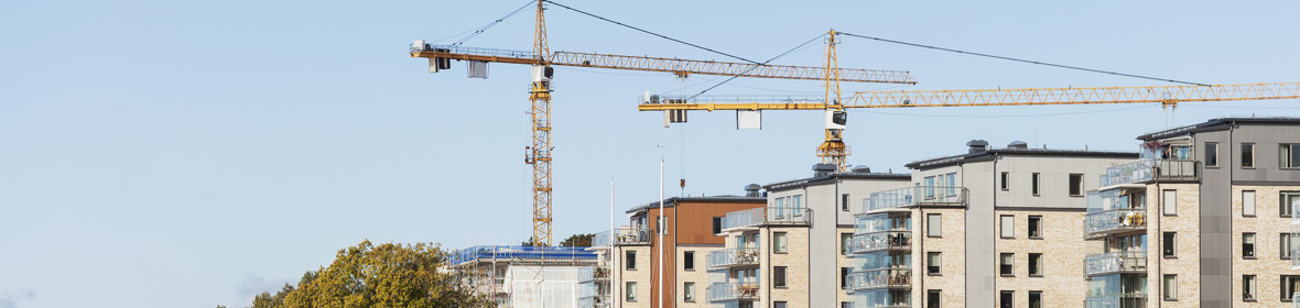 en större byggarbetsplats, en siluett av en stad med byggkranar