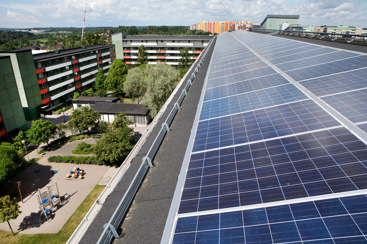 Solceller på en byggnad i Husby i Stockholm Foto: Hans Ekestang