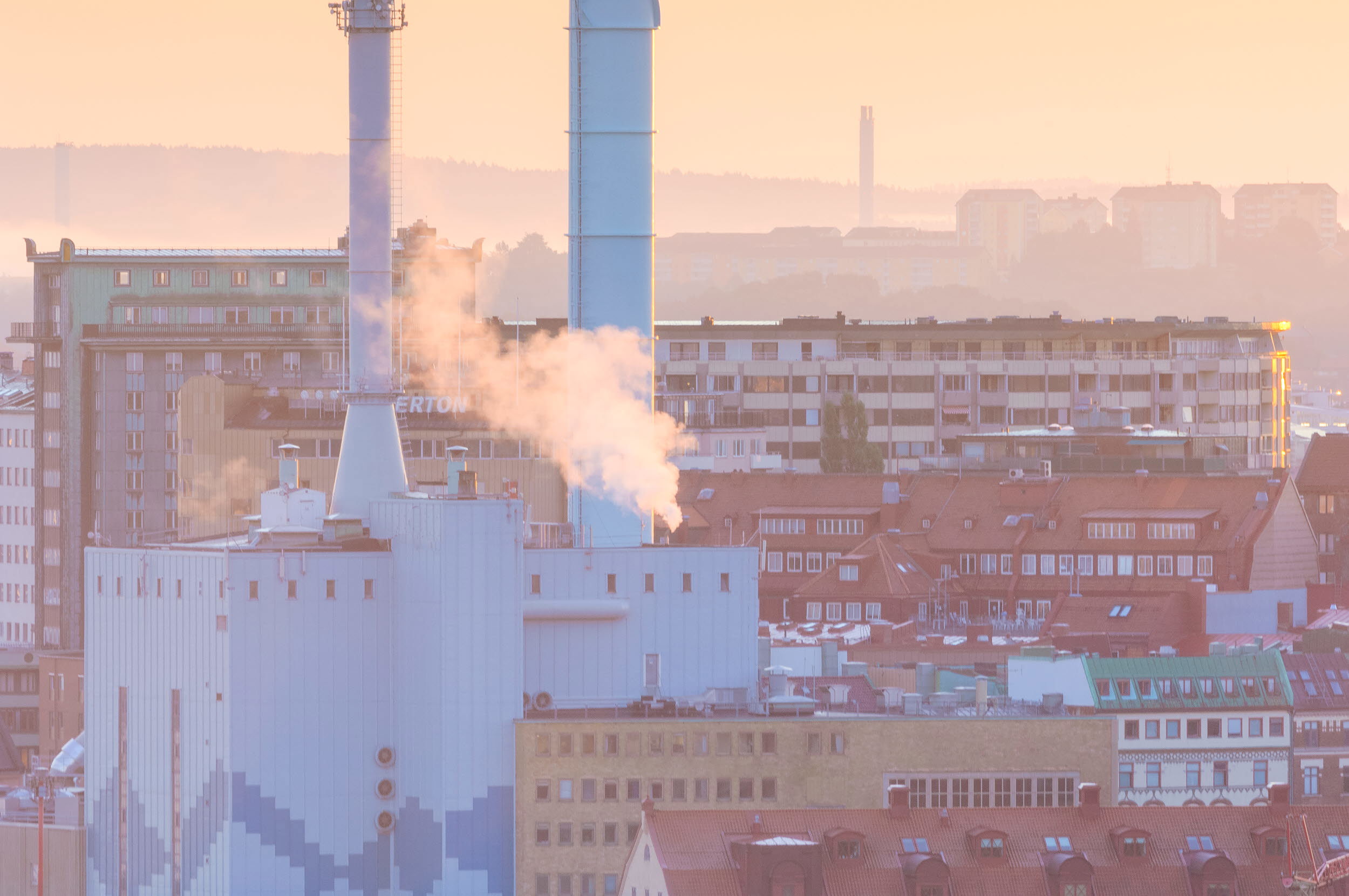 Skorsten och bebyggelse.