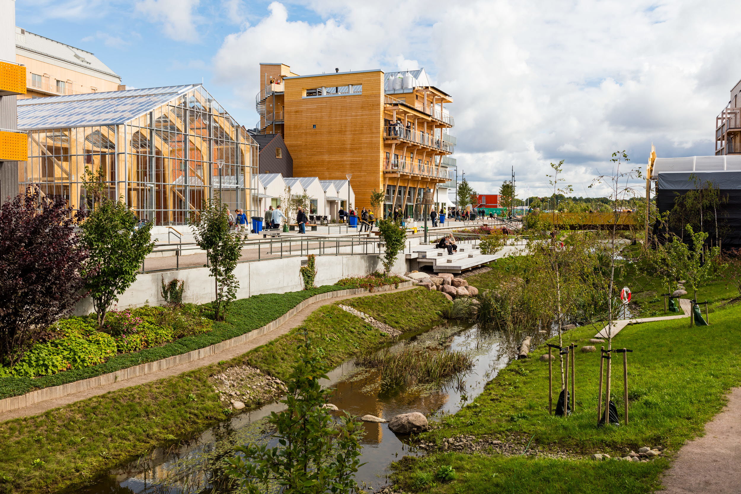 Foto över nybyggnation intill grönområde.