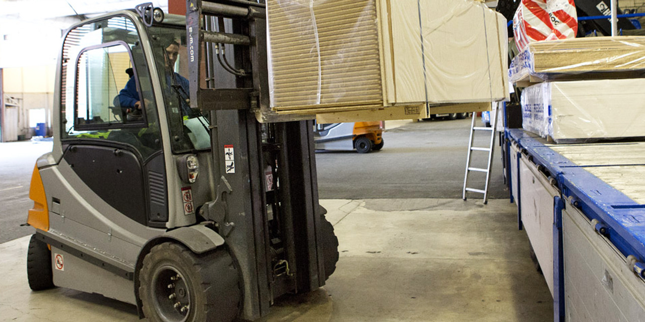 Bild på byggprodukter och truck i en lokal. Foto: Hans Ekestang.