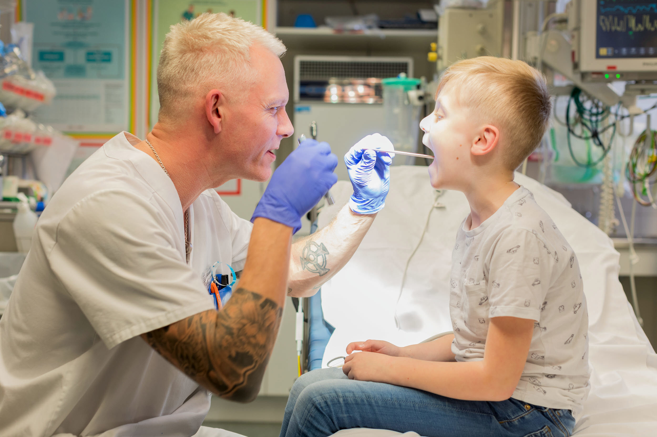 Tandläkare som undersöker munnen på ett barn.