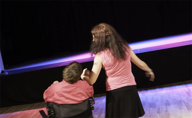 Par som dansar, varav en sitter i rullstol. Foto: Franz Feldmanis