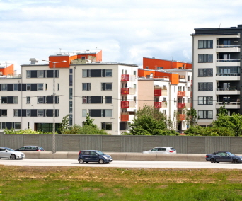 Bostadsområde intill större väg.