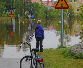 En bil står i översvämmad tunnel.