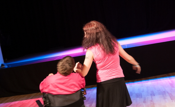 Par som dansar, varav en sitter i rullstol. Foto: Franz Feldmanis