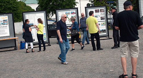 En man går över ett torg