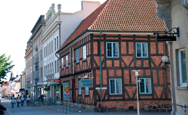 Foto på äldre korsvirkesbyggnad i stadsmiljö.