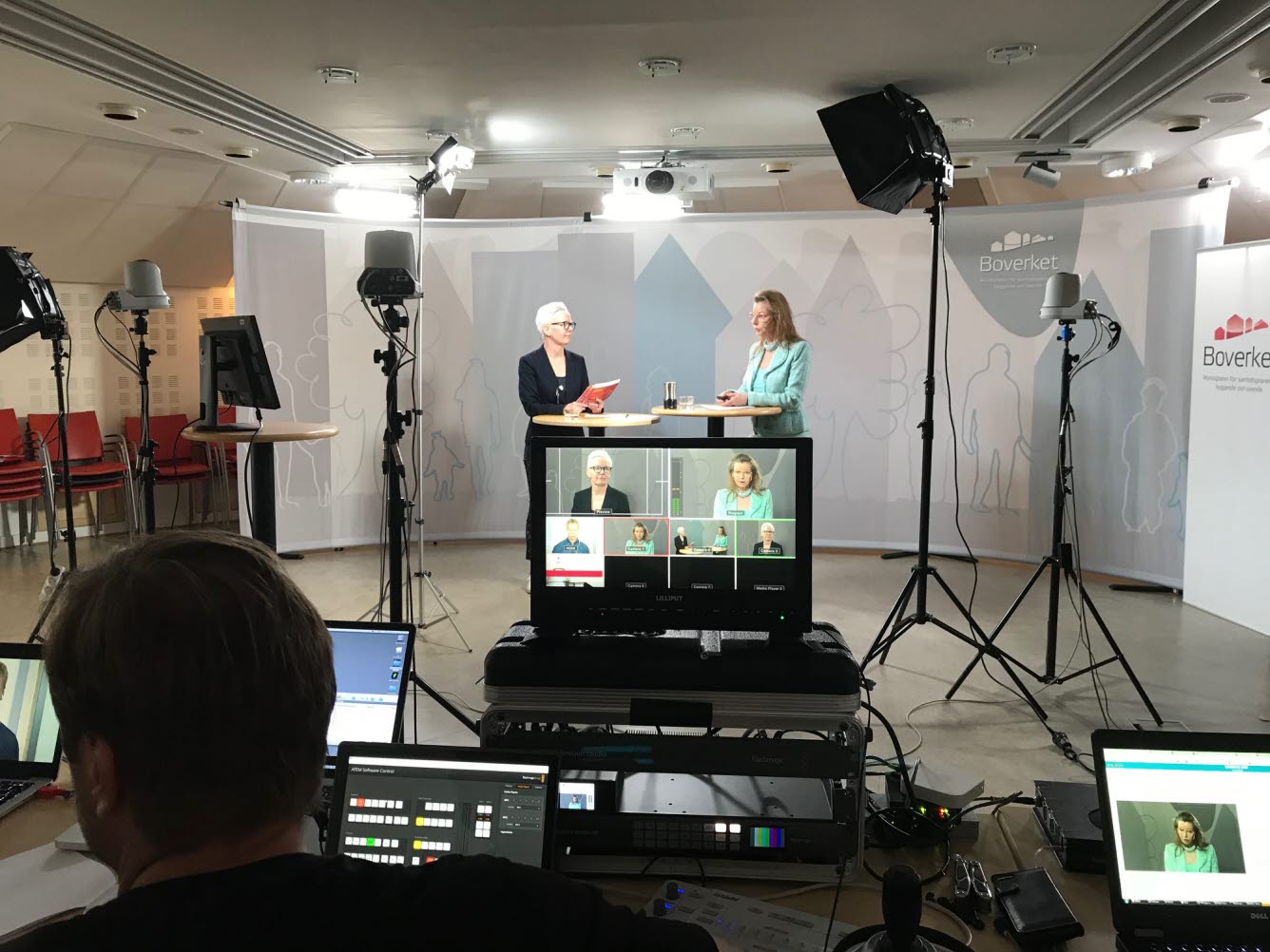 Två personer i en inspelningsstudio.