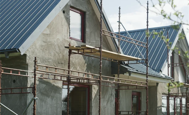 Parhus med byggnadsställning. 