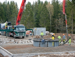 En betongbil och gjutning på ett bygge