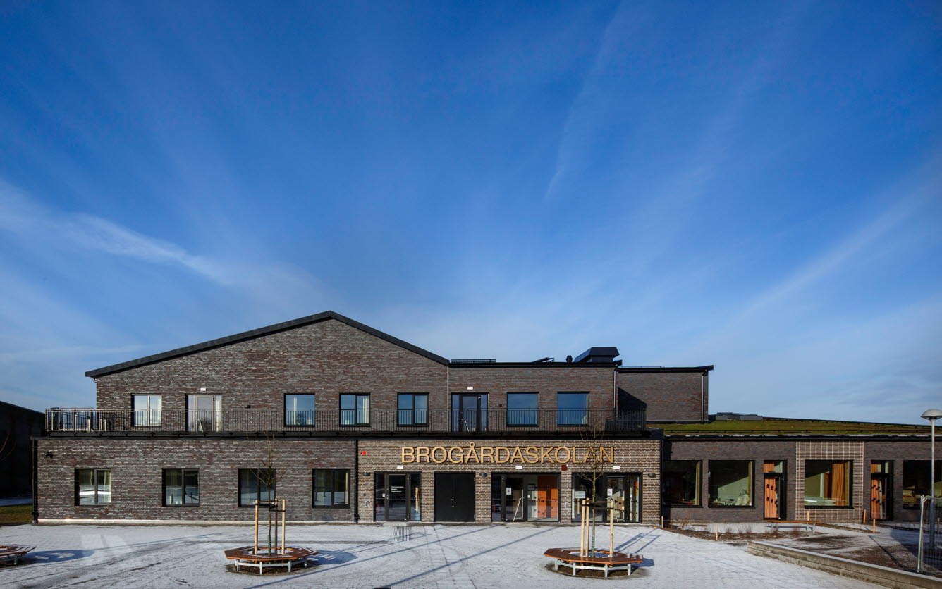 Skolans huvudentré med en anslutande entréplats