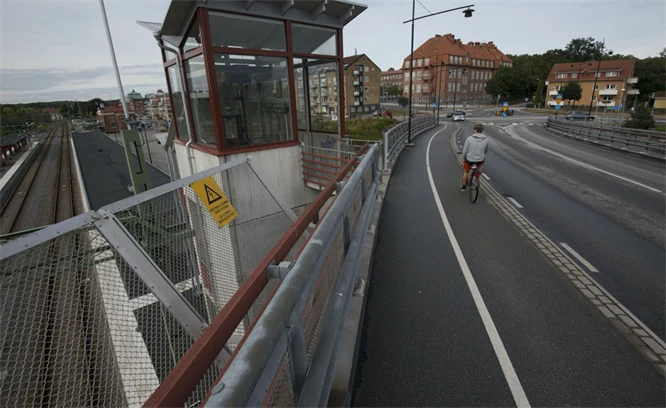 Vägbro med nedfart till tågstation. Foto: Franz Feldmanis
