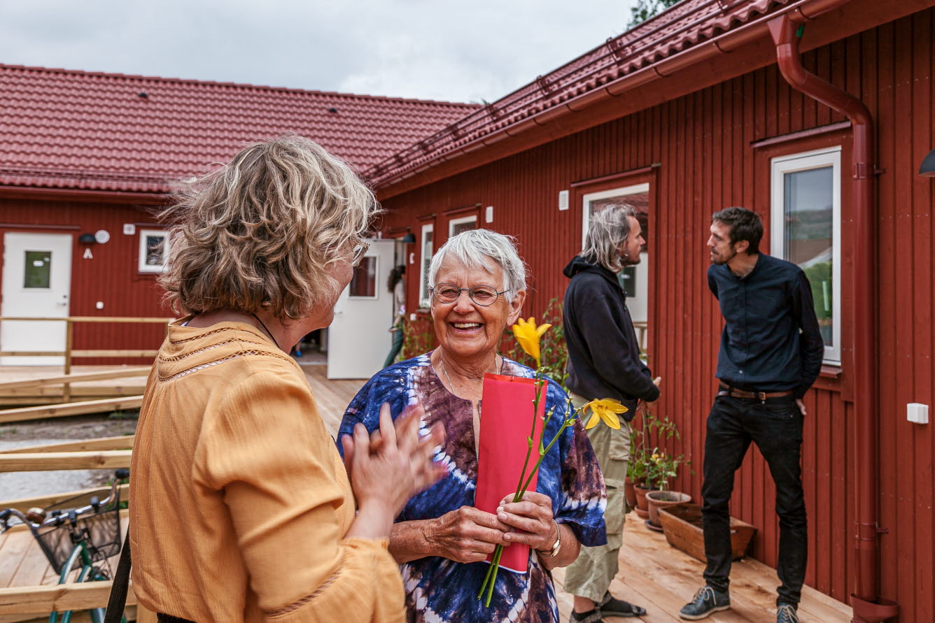 Intervjupersonen Lena Jarlöv samtalar med en annan kvinna på bilden.