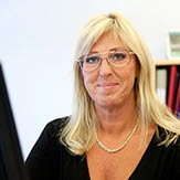 närbild på blond kvinna med glasögon