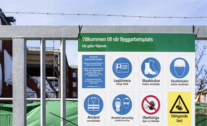 Foto på entrén till en byggarbetsplats där det står vilken säkerhet man ska tänka på.