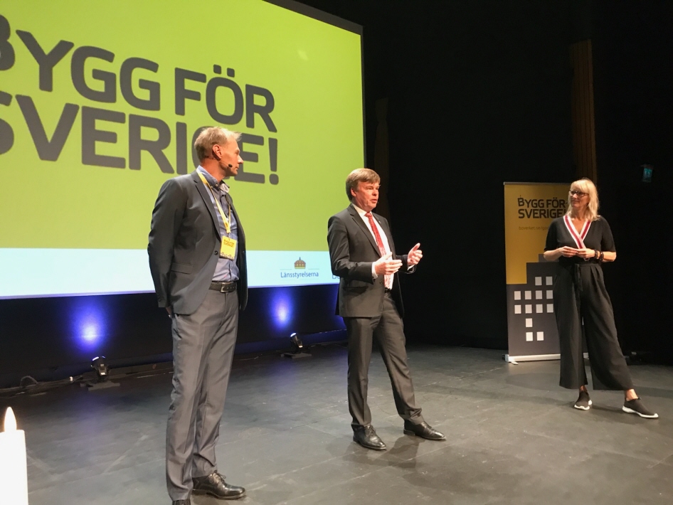 Två män och en kvinna på scenen. Foto: Boverket