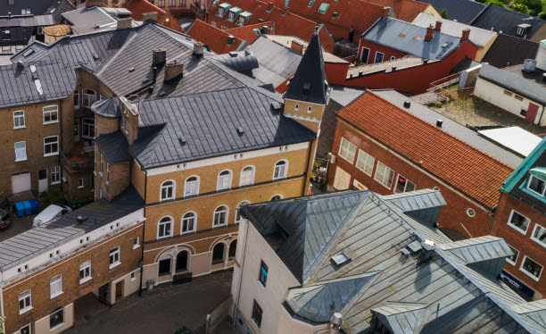 Vy över stad med varierande byggnader. Foto: simple.scandinav.se/Kentaroo Tryman