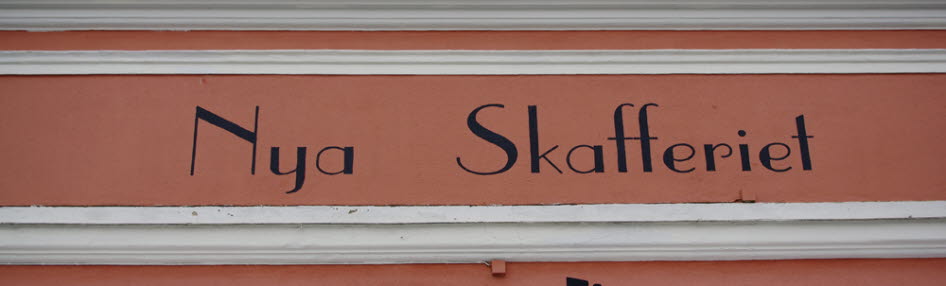 Foto på en husfasad med texten Nya Skafferiet målad på fasaden.