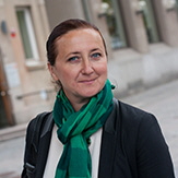 Närbild på en kvinna med grön sjal