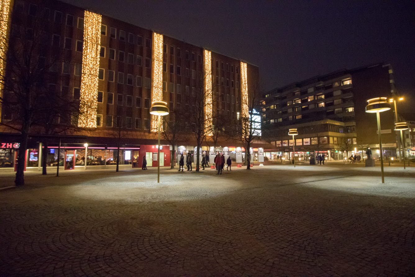Mäster Palms plats i södra Helsingborg – ett av stadens Purple flag-områden. Bilden visar belysningen i området.