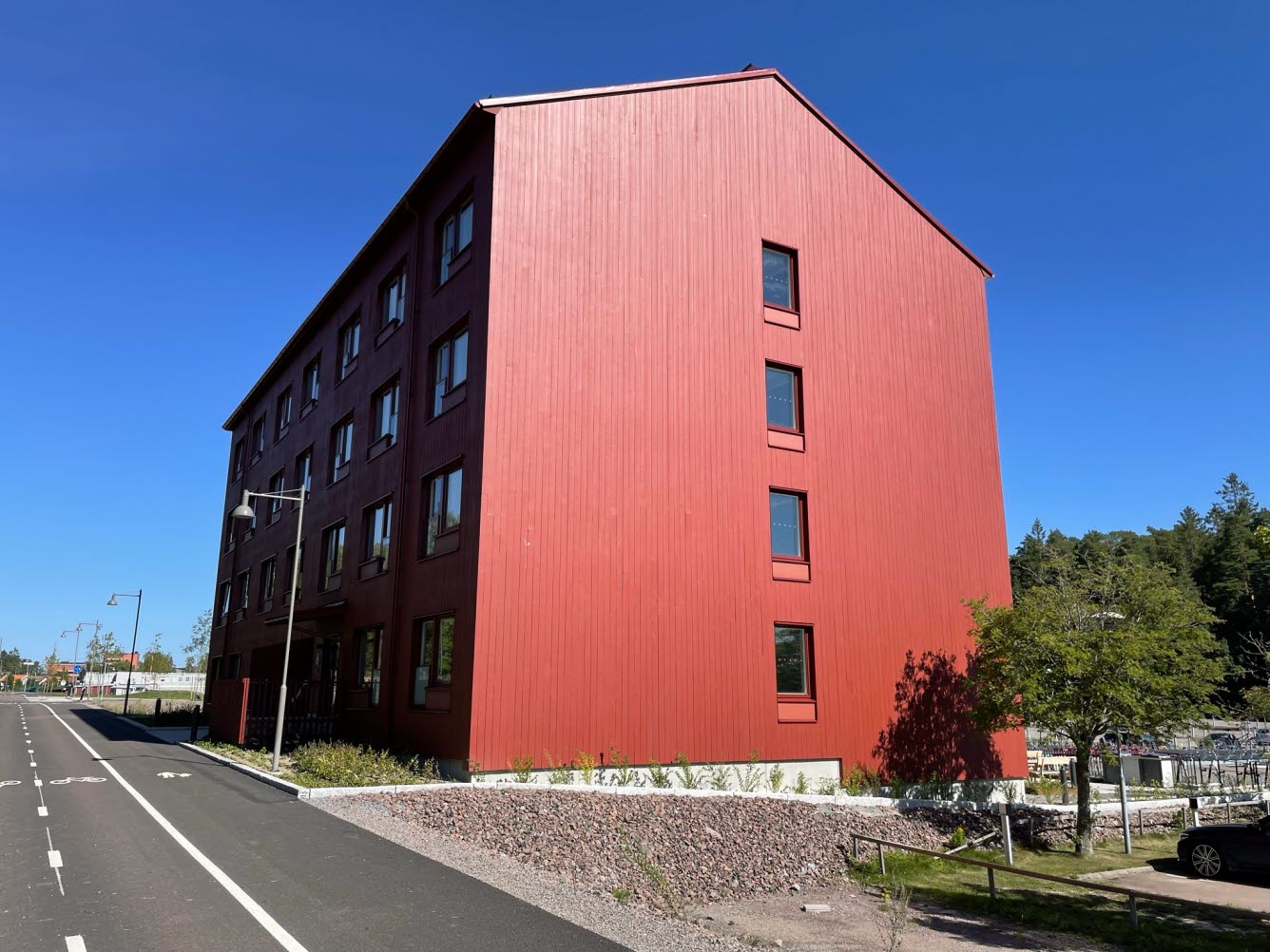 Foto på en röd fyravåningsbyggnad.