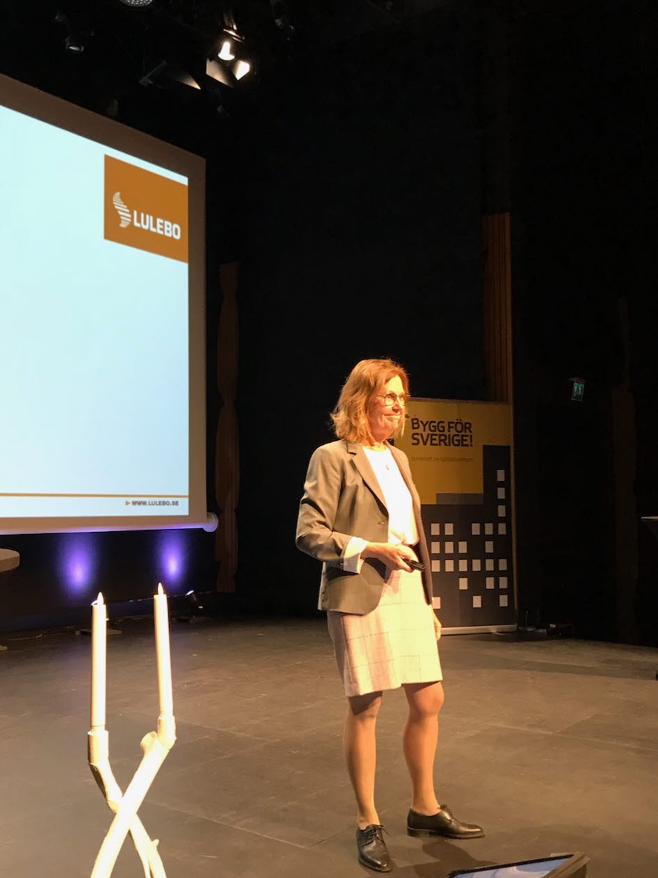 Kvinna på scenen. Foto: Boverket
