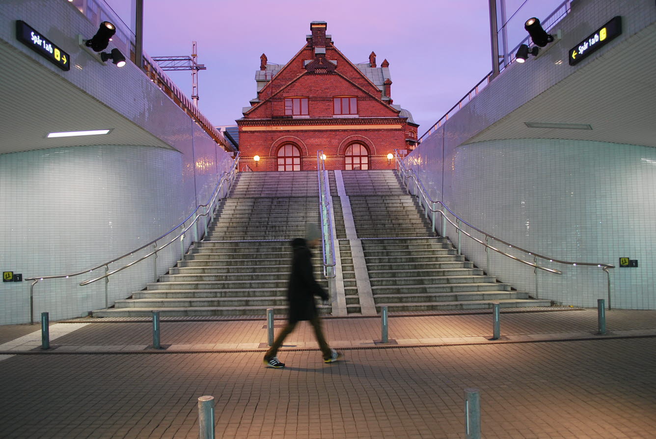 Bilden visar entrétrappan till Sara Lidmans tunneln i Umeå.