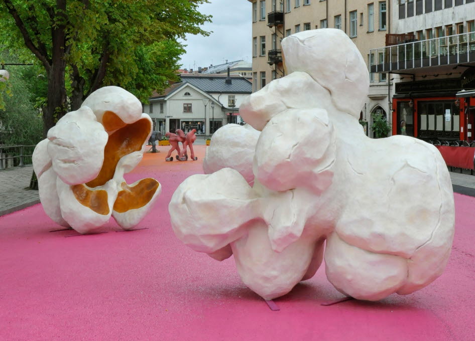 Konst och gatuliv på en gata i Örebro som tillfälligt stängts av under Open Art Konstbienal