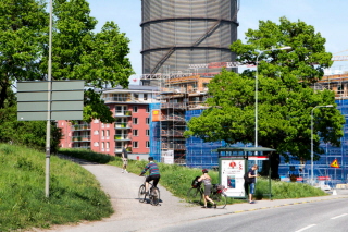 Två cyklister på en cykelväg. Foto: Hans Ekestang
