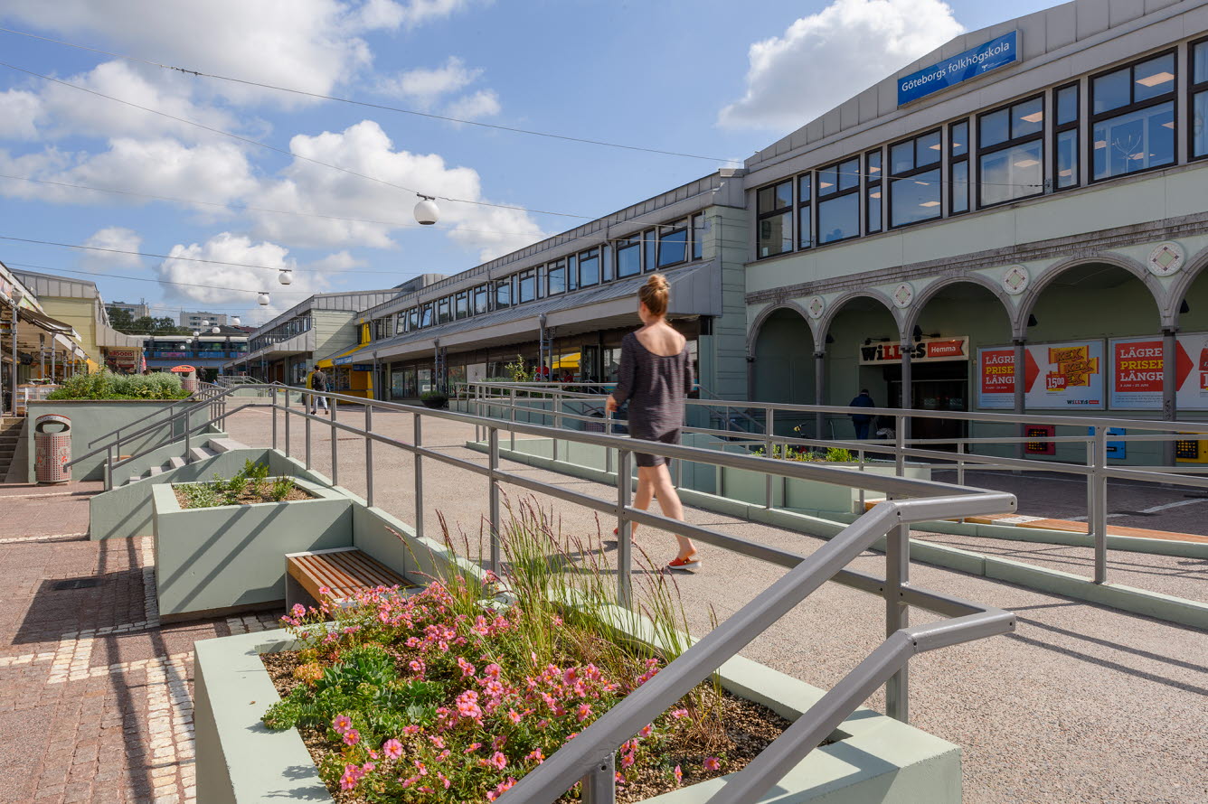 Bilden visar trivsel- och trygghetsskapande fysiska åtgärder på Vårväderstorget i Göteborg.