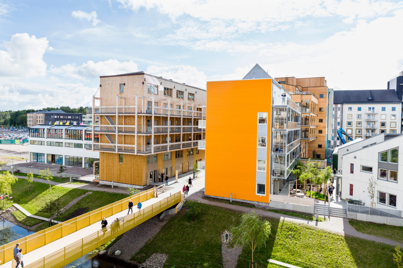 Foto på modernt och innovativt bostadsområde med byggnader i starka färger.