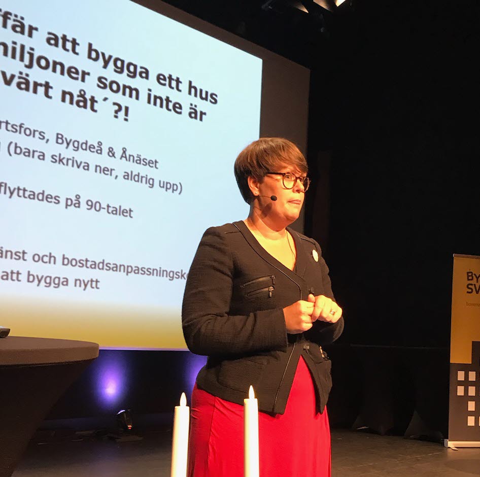 Kvinna på scen under konferens. Foto: Boverket