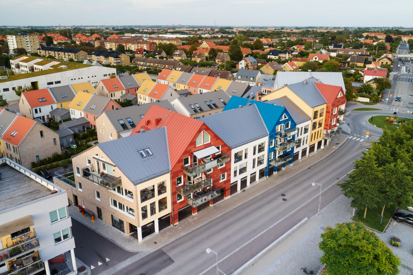 Flygbild över färgglada bostadshus