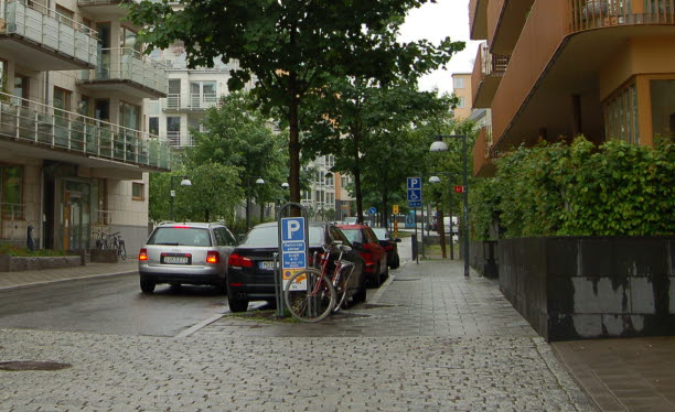 Bilar, vykelparkering och bebyggelse