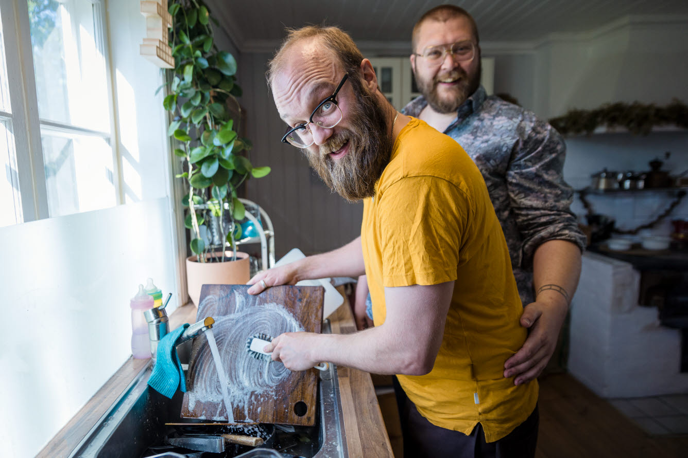 Foto på två män som diskar.