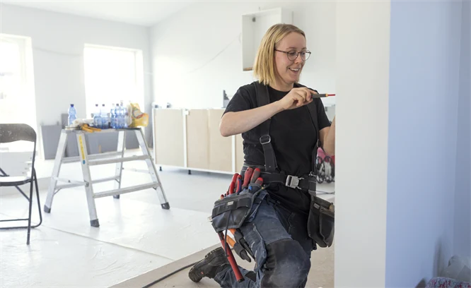 Elektriker som arbetar i en lägenhet. Foto: Anders Andersson/Scandinav