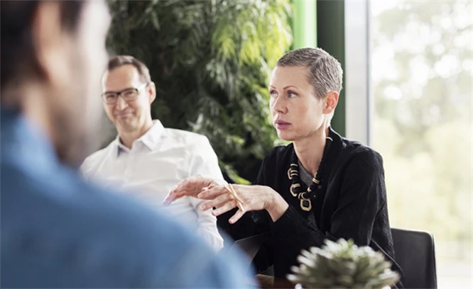 Personer i dialog i kontorsmiljö. Foto: Johnér.