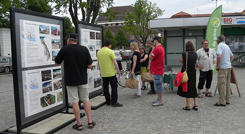 En folksamling på ett torg
