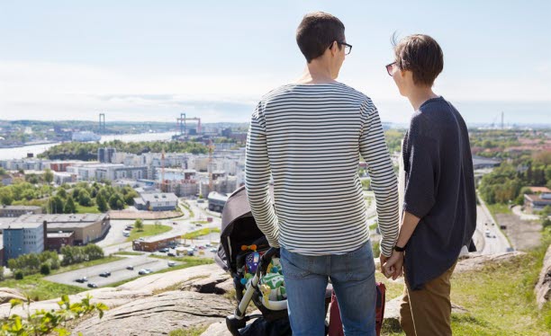 En familj tittar ut över staden. Foto: Scandinav